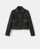Chaqueta corta confeccionada en tejido texturizado con mezcla de algodón, poliéster y lana. Presenta cuello solapa, mangas largas, bolsillos frontales con solapa y cierre mediante botones metálicos dorados. Los bordes cuentan con detalles de flecos deshilachados.