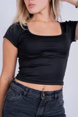 Remera corta de mesh con estampado abstracto en tonos violeta y rosa, de mangas cortas y cuello cuadrado.