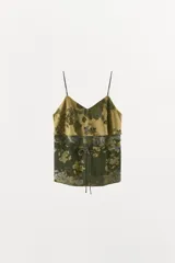 Top de tirantes finos en mezcla de viscosa, con escote en pico, tejido en superposición y detalle de cintura ajustable con lazada, con estampado floral en tonos verde militar y tostado.