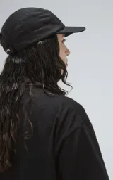 Bermuda estilo cargo oversize de algodón, con proceso de desgaste que genera un efecto degradado de negro a marrón óxido. Presenta recortes y bolsillos laterales con tapa.