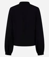 Camisa negra de viscosa sostenible, con escote en V, mangas largas abullonadas con puños elásticos y cierre frontal con botones. Presenta detalles de canalé en los hombros y la espalda.