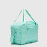 Bolso deportivo de diseño acolchado en color menta, con compartimento lateral independiente para calzado, cierre frontal y correas de mano con logo estampado. Incluye correa ajustable para el hombro.
