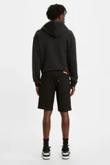 Short de denim negro Levi's modelo 405 Standard, de tiro medio y cinco bolsillos, con diseño clásico por encima de la rodilla.