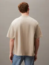 Remera beige de algodón regenerativo con cuello redondo y logotipo de Calvin Klein Jeans bordado en el frente.