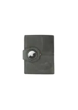 Porta pasaporte y billetera de cuero color marrón con cierre de tira y broche a presión. Presenta un diseño rectangular con costuras decorativas horizontales y un sutil logo grabado en la esquina inferior derecha.