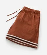 Bermuda masculina de tejido jacquard color terracota, con cintura elástica, cordón de ajuste y detalle de rayas horizontales en el ruedo.