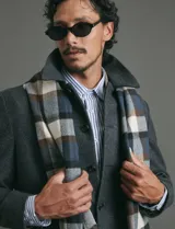 Sobretodo de corte sport con cuello camisero, manga larga, abotonadura frontal, dos bolsillos parche laterales y un bolsillo en el pecho.