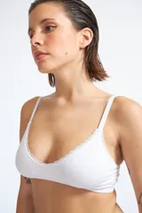 Sostén blanco de algodón con encaje en el escote y breteles finos regulables.