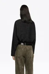 Camiseta de tejido de punto con rayas horizontales en tonos azul marino y verde oliva. Presenta escote redondo y mangas largas estilo murciélago o raglán.