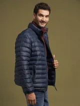 Campera puffer color bordó con cierre frontal y bolsillos laterales con cierre.