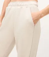 Pantalón deportivo de corte recto color beige, confeccionado en modal, con cintura elástica y bolsillos laterales.