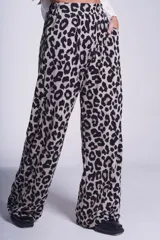 Pantalón de lanilla soft con estampado animal print y elástico en la cintura.