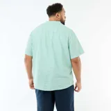 Camisa de lino mezclado de manga corta en color verde menta, con cuello mao y cierre frontal de botones.