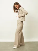 Campera negra con capucha, cierre frontal, mangas largas con puños elásticos y bolsillos laterales.