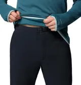 Pantalon de senderismo color negro, con cintura parcialmente elástica, cinturón integrado, múltiples bolsillos funcionales y refuerzo en la entrepierna.