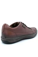 Zapatilla casual para hombre de la marca Pegada, en color marrón, con diseño de cordones, detalles texturizados en los laterales y suela de goma.