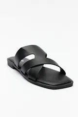 Sandalias plateadas con tiras anchas cruzadas, punta cuadrada y base levemente acolchonada.