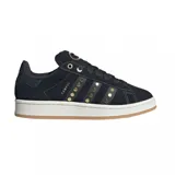 Zapatillas Adidas modelo Campus 00s, de corte bajo, color negro con detalles en dorado. Presentan capellada de gamuza, las tres tiras laterales perforadas con tachas doradas y la palabra "CAMPUS" estampada en dorado. La suela es de goma color crema con una banda de goma color caramelo en la base.