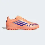 Championes de fútbol Adidas modelo F50 Club, color naranja con tres franjas y estampado 'F50' en azul. Presentan una suela de caucho con tacos bajos para césped artificial.