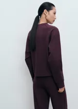 Buzo de cuello redondo y manga larga con diseño recto y holgado, confeccionado en tejido de punto suave.