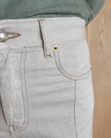 Pantalón de jean ancho con costuras verticales decorativas al frente y ruedo desflecado.
