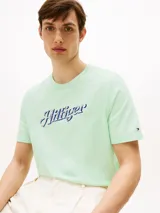 Remera de manga corta con cuello redondo, confeccionada en algodón. Presenta el logo de la marca en tipografía script estampado en el pecho y un pequeño logo bordado en la manga.