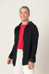 Saco negro suelto con capucha y mangas largas. El interior de la capucha y los puños son de color gris claro.