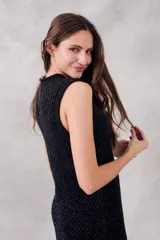 Vestido midi negro tejido a crochet con lurex, cuello redondo y sin mangas.
