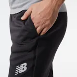 Pantalón de jogging negro con logo de New Balance en el muslo izquierdo.