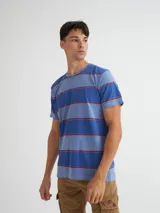 Remera de manga corta con estampado a rayas horizontales en tonos rosa y naranja, con cuello redondo y corte recto.