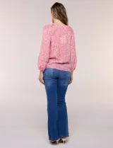 Blusa holgada de gasa liviana con estampado floral en tonos rosados y blancos. Presenta escote en V con muesca central y mangas largas abullonadas con inserción de puntilla y puños elastizados.