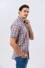 Camisa de manga corta con estampado de cuadros en tonos azules, rojos y blancos, cuello con botones y bolsillo ojal en el pecho con logo bordado.