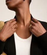Cardigan de punto abierto, con diseño alargado y asimétrico en las puntas. Presenta una textura acanalada y mangas largas.