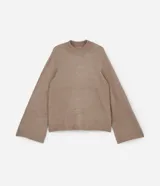 Sweater de punto color beige, con cuello alto y mangas largas acampanadas.