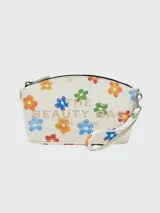 Neceser Marc Jacobs modelo The Wild Daisy Beauty Bag, color blanco con estampado de margaritas de colores y logo de la marca. Tiene cierre superior con cremallera y correa de mano.