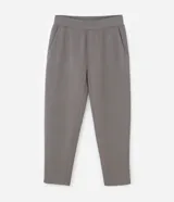 Pantalón deportivo de corte recto con ajuste levemente afunilado, confeccionado en tejido técnico con cintura elástica ancha. Presenta bolsillos laterales y bolsillo trasero embutido con acabado limpio.
