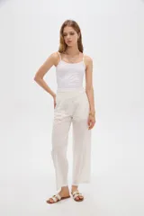 Pantalón de algodón color blanco, con tiro alto, bolsillos y diseño bordado.