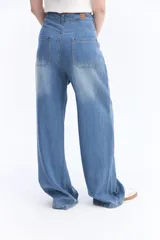 Jean wide leg de tiro alto y pierna amplia, con lavado suave y diseño clásico de denim.