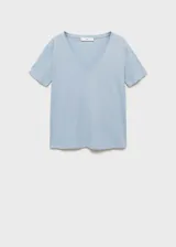 Remera celeste de manga corta y cuello en V, con diseño recto y calce regular.