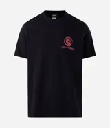 Remera negra de algodón con cuello redondo y mangas cortas, de corte comfort. Presenta una gran estampa en la espalda con la frase "Get Over Here" y un diseño gráfico de la lanza de Scorpion de Mortal Kombat.