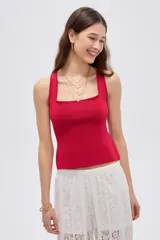 Top de rayón con tirantes anchos, escote cuadrado y diseño al cuerpo.