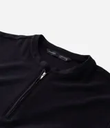 Remera masculina negra de algodón peruano, corte slim, con cuello padre y abertura frontal con cremallera metálica. Tiene mangas cortas.