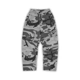 Pantalón de jogging Corteiz con estampado de camuflaje en tonos grises. Presenta cintura elástica con cordón ajustable, bolsillos laterales y el logo de la marca bordado en la pierna izquierda.