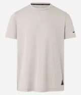 Remera deportiva de hombre en color rojo oscuro, con mangas cortas, cuello redondo y detalle de líneas negras en la manga. Confeccionada en poliéster con tecnología dry fit.