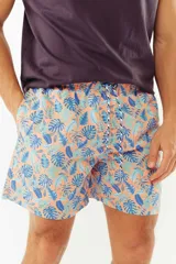 Short de baño azul con franjas horizontales en celeste y azul claro. Cuenta con cintura elástica ajustable con cordón, dos bolsillos laterales y uno trasero.