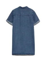 Vestido corto de denim en tono celeste claro, con cuello camisero, cierre frontal con botones metálicos, bolsillos con solapa en el pecho y mangas cortas con vuelta.