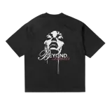 Remera negra de algodón con estampado de rostro femenino y texto "Beyond Limitis" en blanco y rosa.