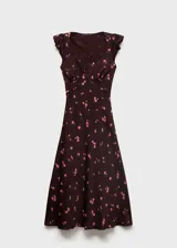 Vestido midi de color bordó con estampado de flores rosas, presenta un diseño entallado con cuello escotado y mangas cortas abullonadas, incluye cierre de cremallera lateral y abertura en la espalda.
