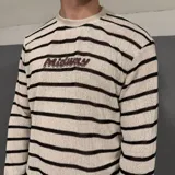 Sweater de punto con diseño de rayas horizontales en color crema y marrón oscuro. Presenta cuello redondo y el nombre 'Midway' bordado en el centro del pecho.