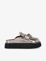 Zueco plateado con detalle de flecos y plataforma negra.